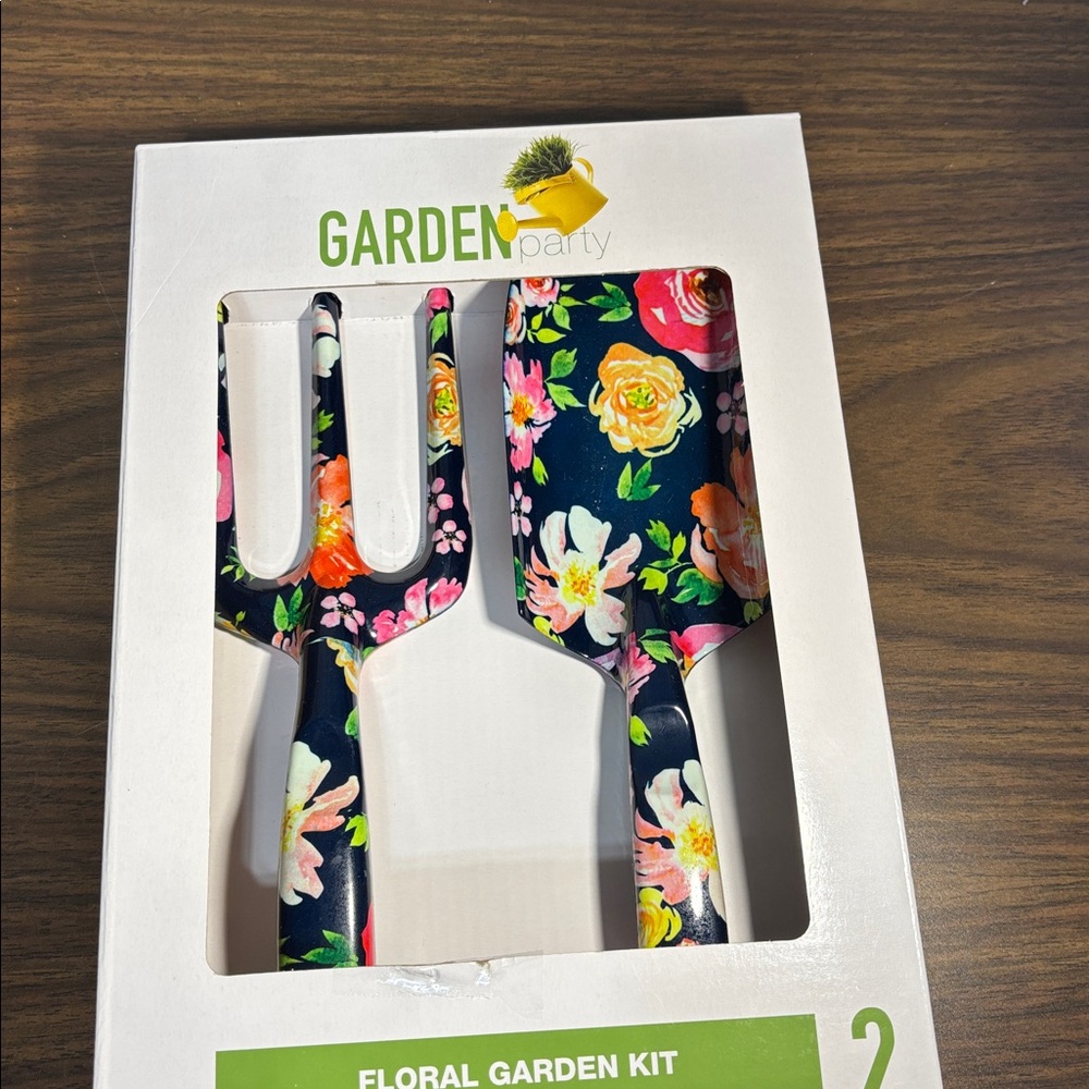 NWT Floral Garden Kit 2-Piece Set Fork and spade Garden in style